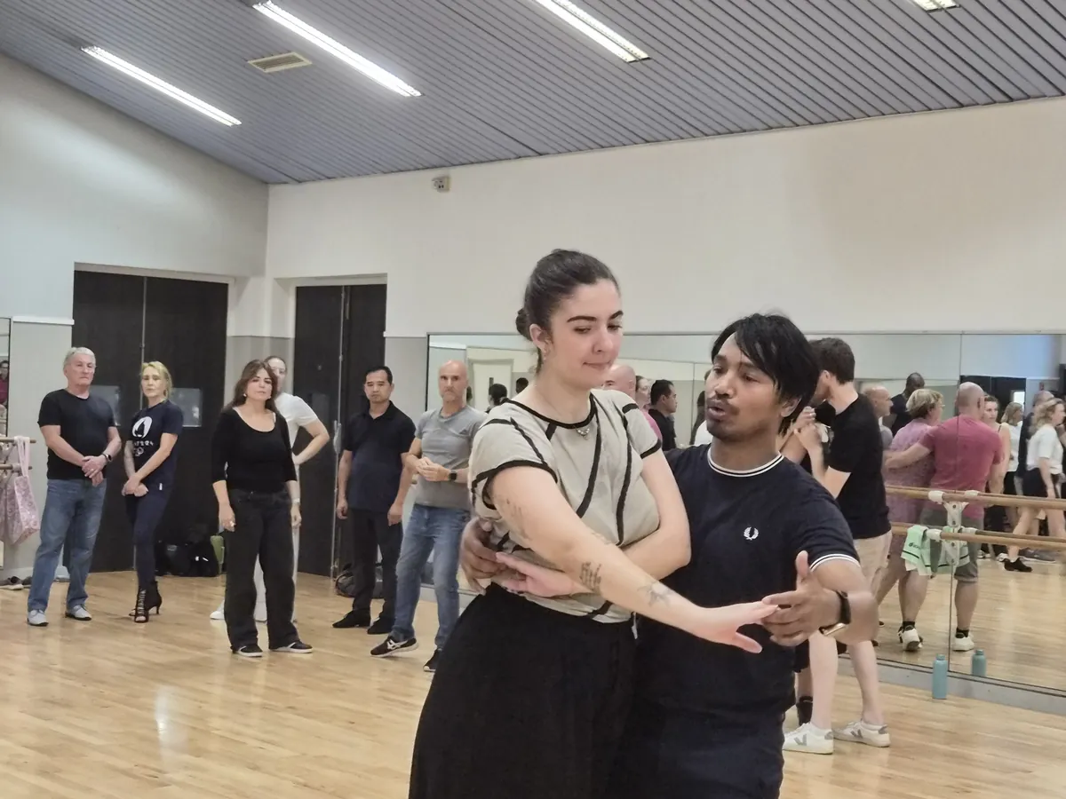 Élèves adultes en cours de bachata débutant à Levallois avec Su Thai