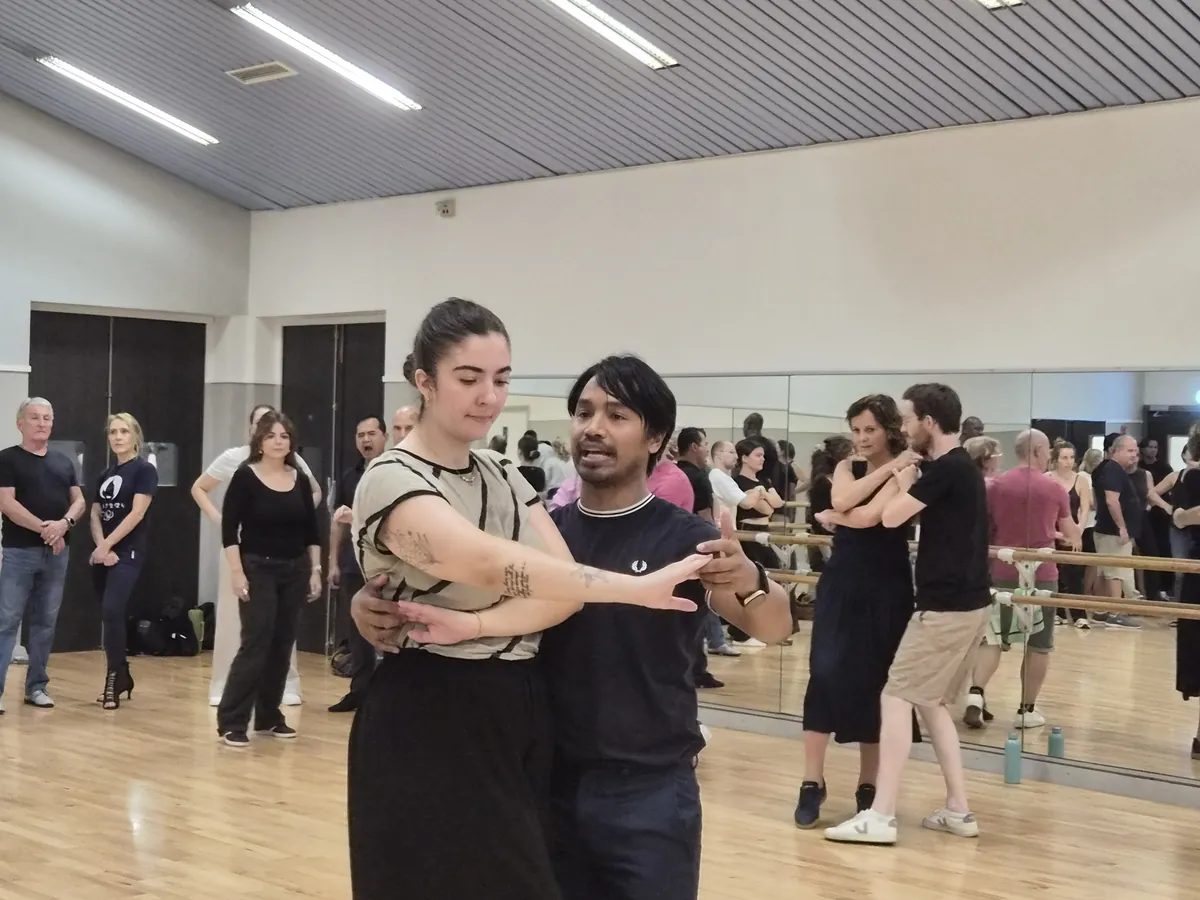 Su Thai et Élo dansent la bachata en démonstration pendant le cours du mardi à Levallois